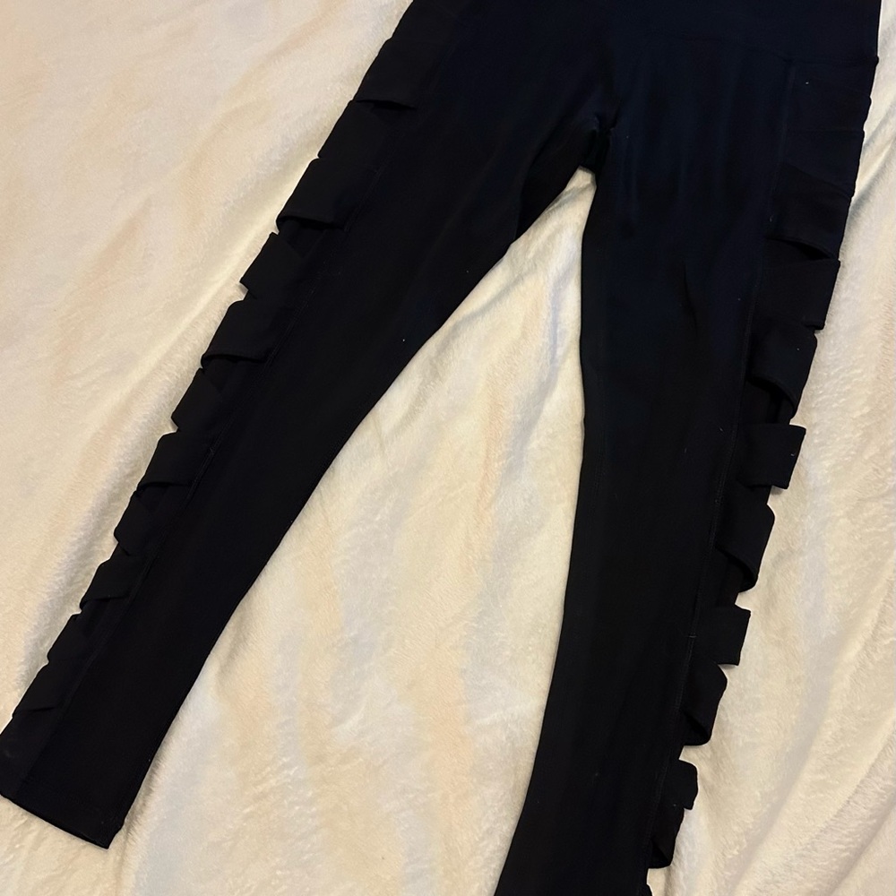 Lululemon black mesh rise and flow criss cross leggings, 6/8, EUC - Picture 4 of 6